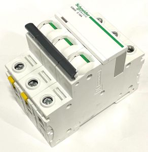 030C. Circuit breaker 3 x 16A to FVP840 / 860