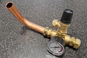 Manometer package with pipe connection